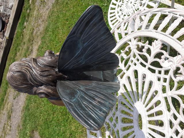 Photo Superbe elfe en bronze assise tenant un papillon (signé) image 3/6