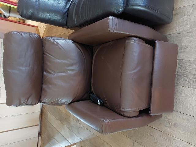 Photo Superbe fauteuil releveur électrique en cuir etat neuf image 3/3