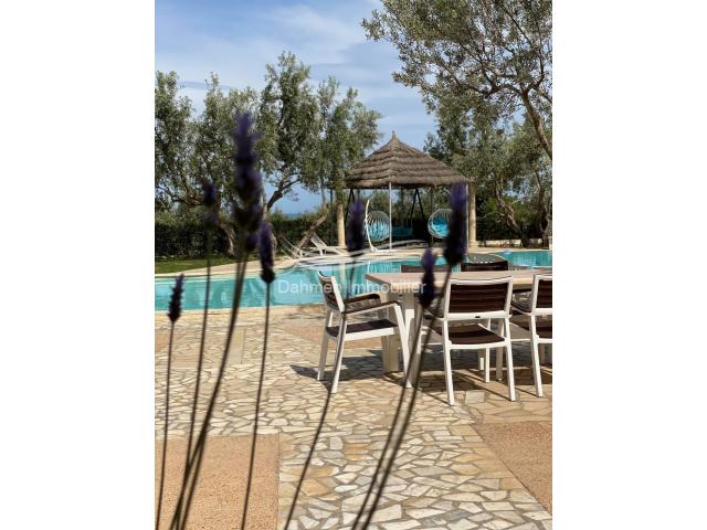 Photo Superbe villa magnifiquement située avec une belle piscine privée image 3/5