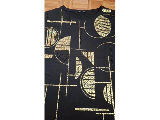 Photo T-Shirt noir à motifs dorés neuf image 3/3