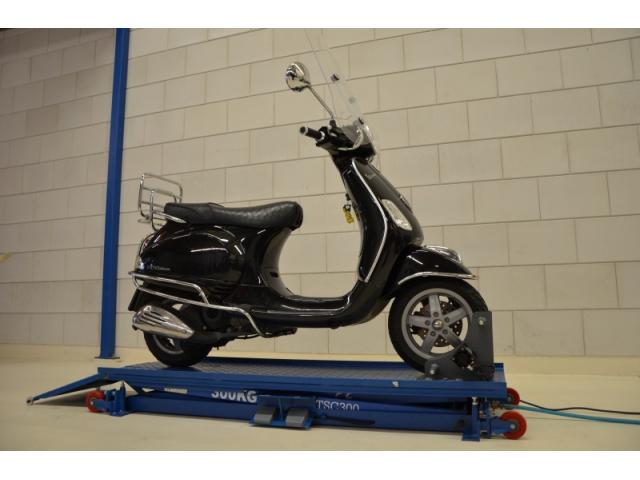 Photo Table élévatrice pour scooters et motos TS-C300 jusqu’à 300 kg de charge utile image 3/6