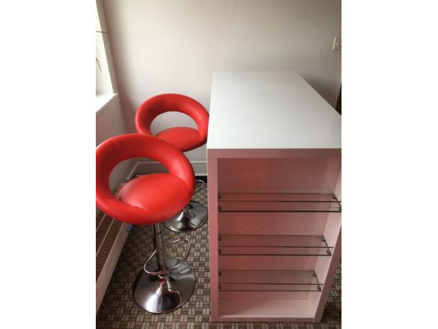 Photo Table en laquée blanc / 2 chaises en hauteur rouge image 3/4