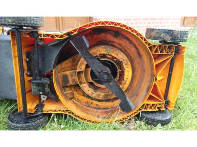 Photo Tondeuse tractée carter 50cm moteur Briggs et Stratton en bon état général. image 3/3