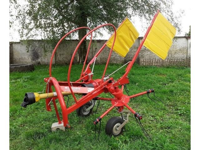 Photo Tracteur avec chargeur frontal et accessoires image 3/6