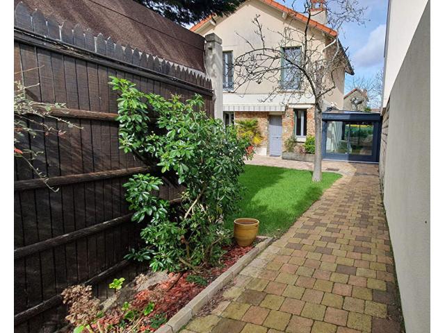 Photo Très belle maison avec toit papillon image 3/4