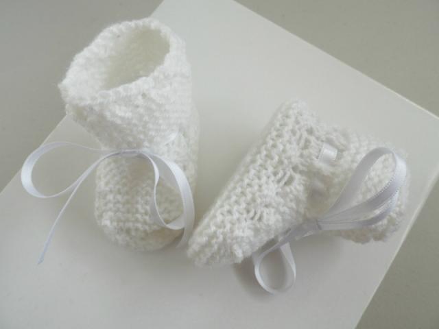 Photo Tricot bébé chaussons blancs laine fait main image 3/4