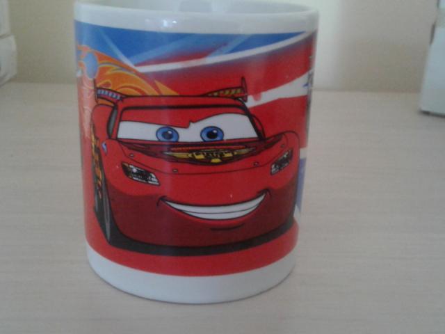 Photo une tasse de cars pour enfant image 3/4