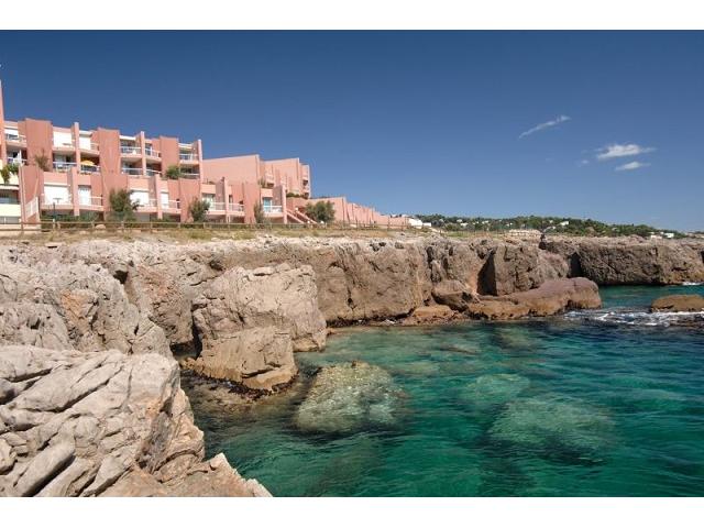 Photo Vacances ou cure Sete face à la mer piscine tennis pieds dans l'eau image 3/6