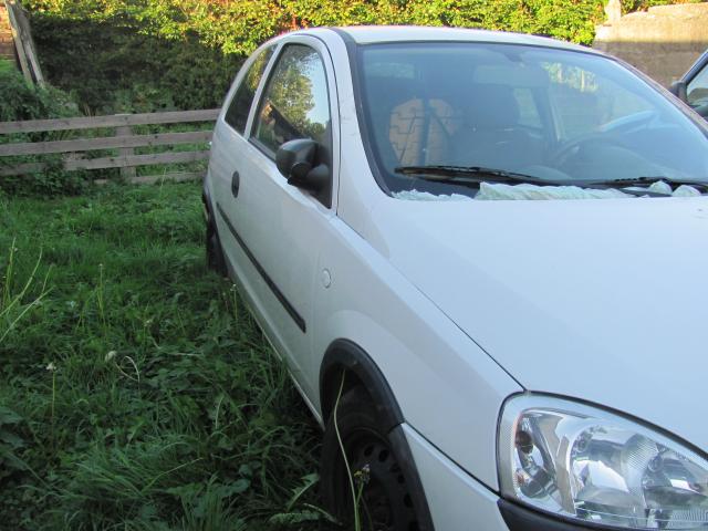 Photo vend opel corsa c annee 2004, cylindree 1700 di, 3 portes, couleur blanche , kw 45, double airbag,k image 3/4
