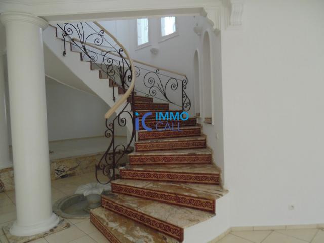 Photo Villa de 1000 m² en location à Hay Riad image 3/6