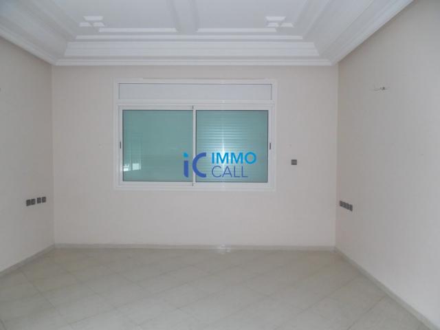 Photo Villa de 700 m² en location à Hay Riad image 3/6