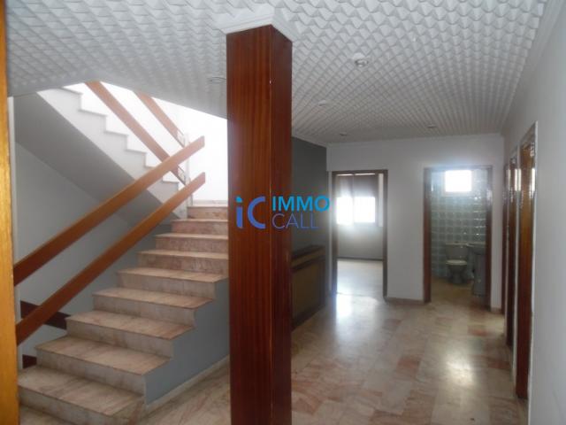Photo Villa moderne de 400 m² en location à l'Agdal image 3/5