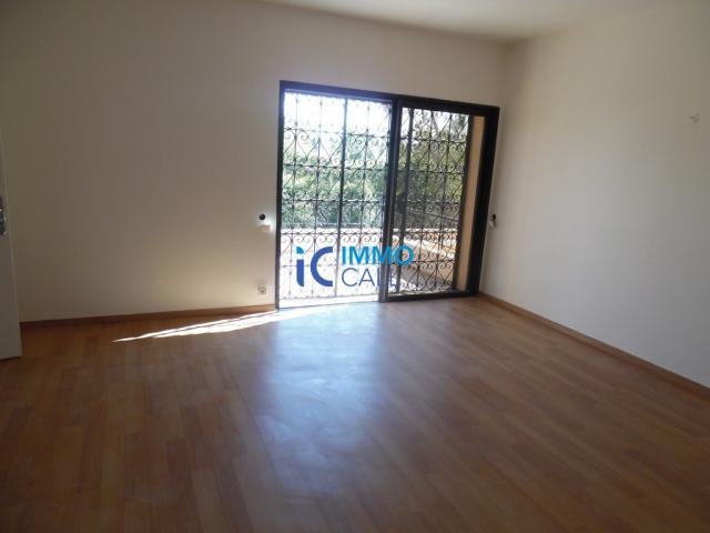 Photo Villa vide de 2000 m² en location à Souissi image 3/6