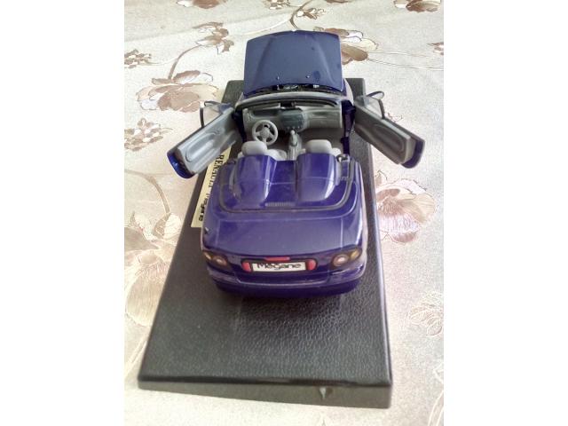Photo VOITURE DE COLLECTION (RENAULT MEGANE) image 3/5