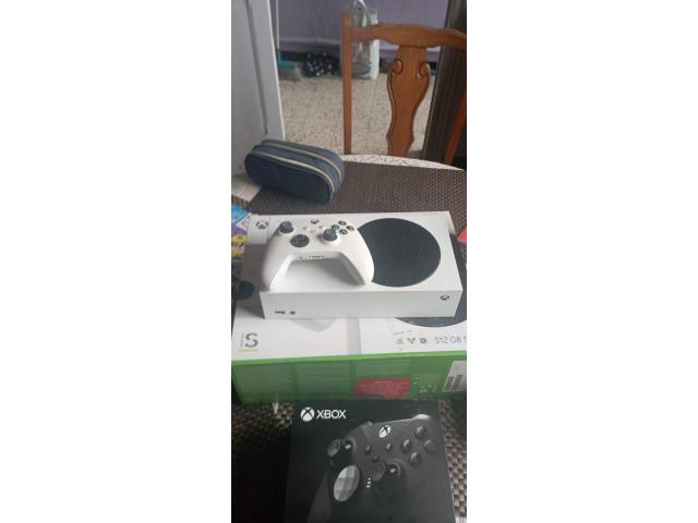 Photo Xbox série S avec accessoires image 3/5