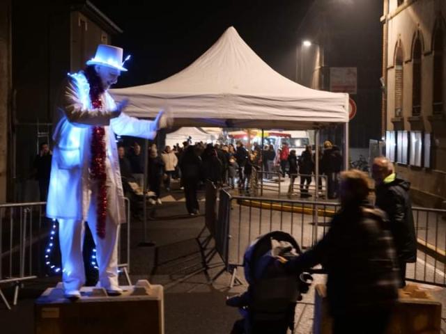 Photo Animations de rue marchés de Noël, spectacles pour enfants, artistes de rue, faux serveur, mime, clo image 4/6