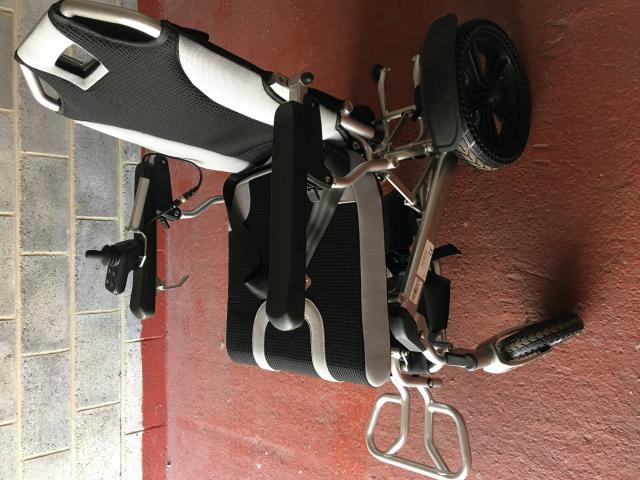 Photo chaise roulante électrique d'intérieur et extérieur. image 4/4