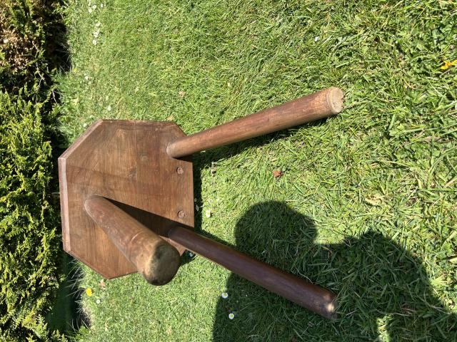 Photo Chaise tripode bois d’époque image 4/4