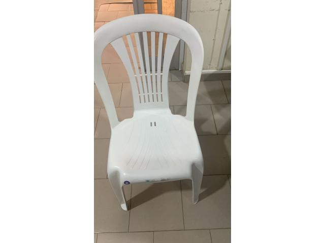 Photo CHAISES PLASTIQUES SANS MANCHE; CHAISES NAPOLEONS ET VIP ROUGE EN VENTE AU SENEGAL image 4/5