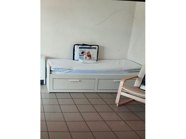 Photo ÉTAT IMPECCABLE, LIT IKÉA BRISMES COMPLET avec 2 matelas, 2 sommiers, 2 tiroirs, possible pour 2 per image 4/6