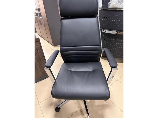Photo FAUTEUILS & TABLES  DE BUREAU DE QUALITE DISPONIBLE image 4/4