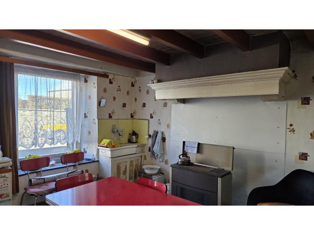 Photo FAYS-LES-VENEURS : Maison en pierre à rénover avec grange et jardin, 3a 40ca, … image 4/6