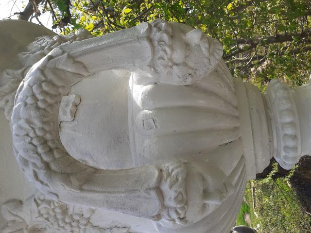 Photo GRANDE ET RARE VASQUE EN FONTE PATINEE BLANCHE TETES D'HOMMES SUR SOCLE image 4/6