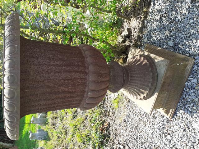Photo GRANDE VASQUE EN FONTE PATINEE ROUILLE SUR SOCLE image 4/6