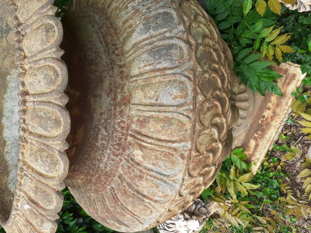 Photo GRANDE VASQUE EN FONTE SUR SOCLE image 4/6