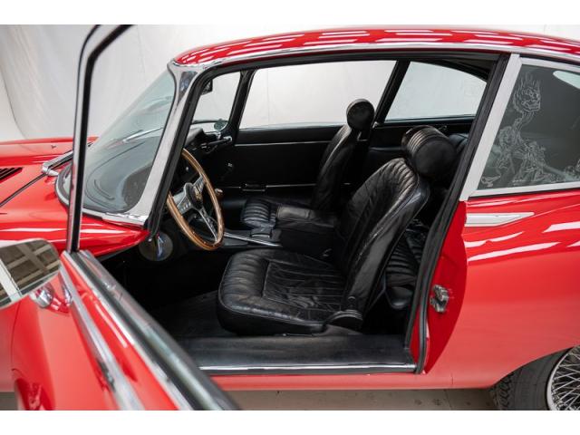 Photo Jaguar E-Type 4.2 2+2 '69 CH577bw image 4/6