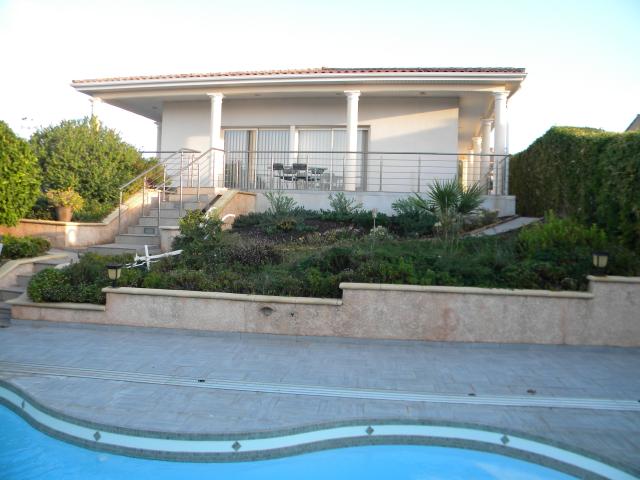 Photo JE VEND CETTE VILLA DE 156 m² ET UN SOUS-SOL DE 180 m² SUR UNE PARCELLE DE 1161 m²  3 CHAMBRES-PISCI image 4/6