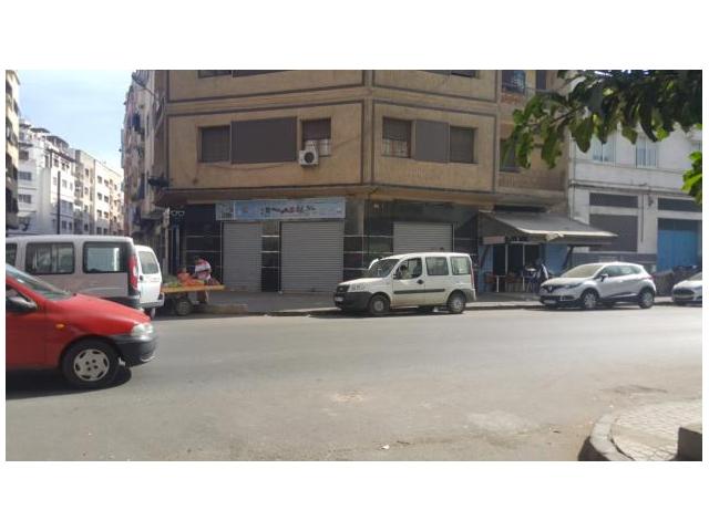 Photo Local commercial bien placé angle image 4/5