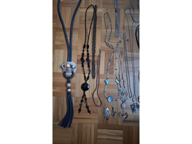 Photo Lot de Colliers fantaisie image 4/4