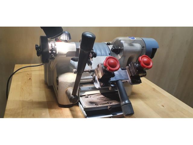 Photo Machine à reproduction de clés      (TT 02) image 4/5