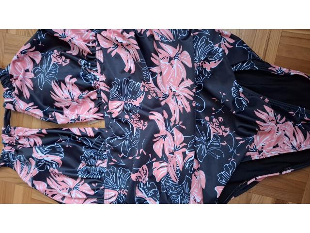 Photo Maillot de bain entier motif fleurs image 4/6