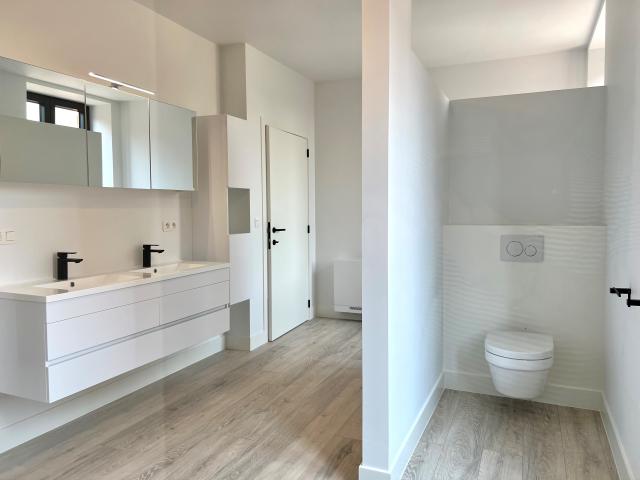 Photo Maison de ville entièrement rénovée de 3 chambres à coucher avec garage et jardin clos avec piscine! image 4/6