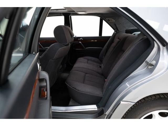 Photo Mercedes-Benz 300 SE '92 CH66350 image 4/6