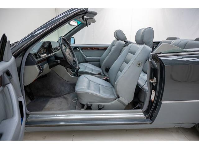 Photo Mercedes-Benz E 220 Cabriolet '94 CH33590 image 4/6