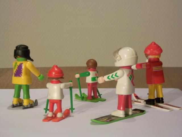 Photo Playmobil : Scène de sport d'hiver  avec 5 personnages  cf. photos. image 4/6