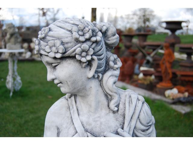Photo Sculpture d'une dame,d'une élégante en pierre patinée. image 4/6