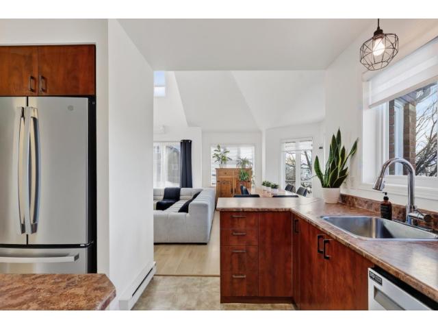 Photo Spacieuse unité de coin Secteur recherché d'Auteuil à Laval (Quebec) image 4/6