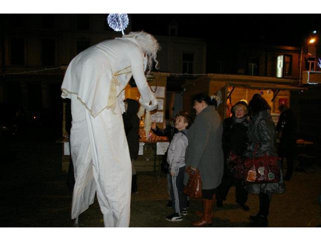 Photo spectacle arbre de Noël, clown, mime, statue vivante, échassier, faux serveur, art de la rue image 4/5