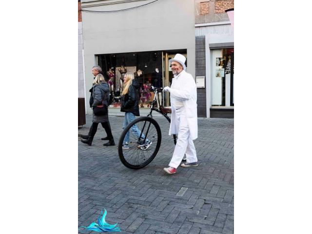 Photo Spectacle de clown, animations de rue, du mime, de la statue vivante, de l'échassier burlesque, de l image 4/6