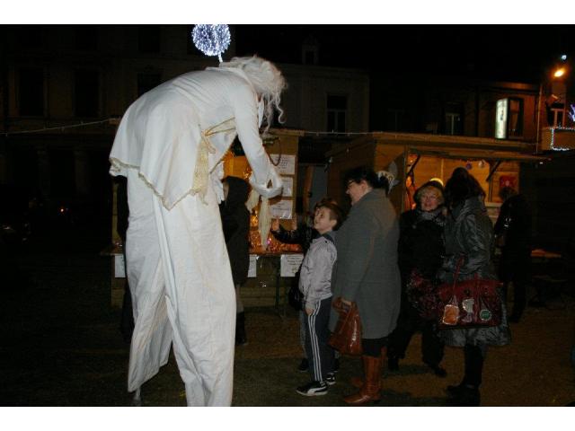 Photo Spectacles arbres de Noël, clown, mime, statue vivante, échassier, faux serveur, art de la rue, image 4/6