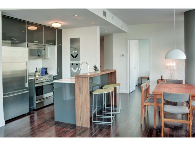 Photo SQUARE VICTORIA Condo 4 1/2 au 11e étage IMMENSE terrasse (Montreal, Quebec) image 4/6
