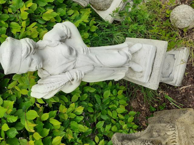 Photo STATUE D'UNE JEUNE DAME EN PIERRE RECONSTITUEE image 4/6