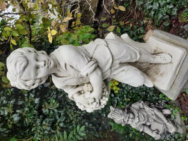 Photo STATUE D4UN GARCON AU PANIER DE FRUITS image 4/6
