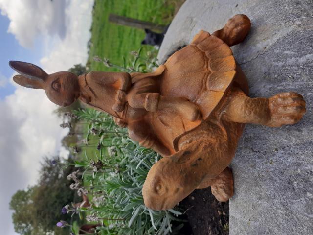 Photo STATUE EN FONTE ROUILLE (le Lièvre et la Tortue.) image 4/6