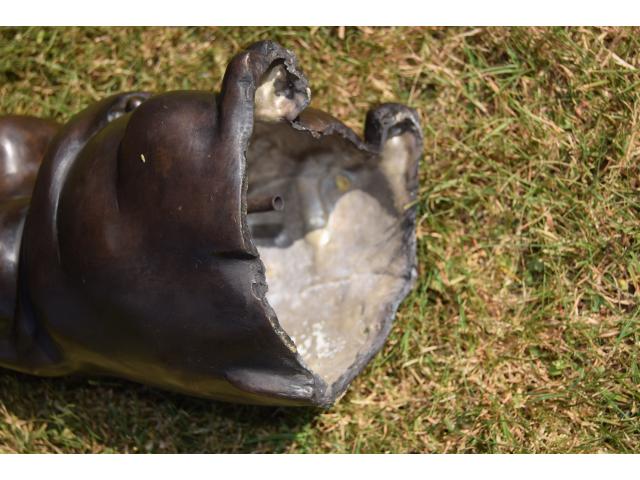 Photo Superbe hippopotame en bronze faisant jet d'eau image 4/6