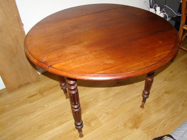 Photo TABLE RONDE AVEC RALLONGES ET UNE CHAISE image 4/4